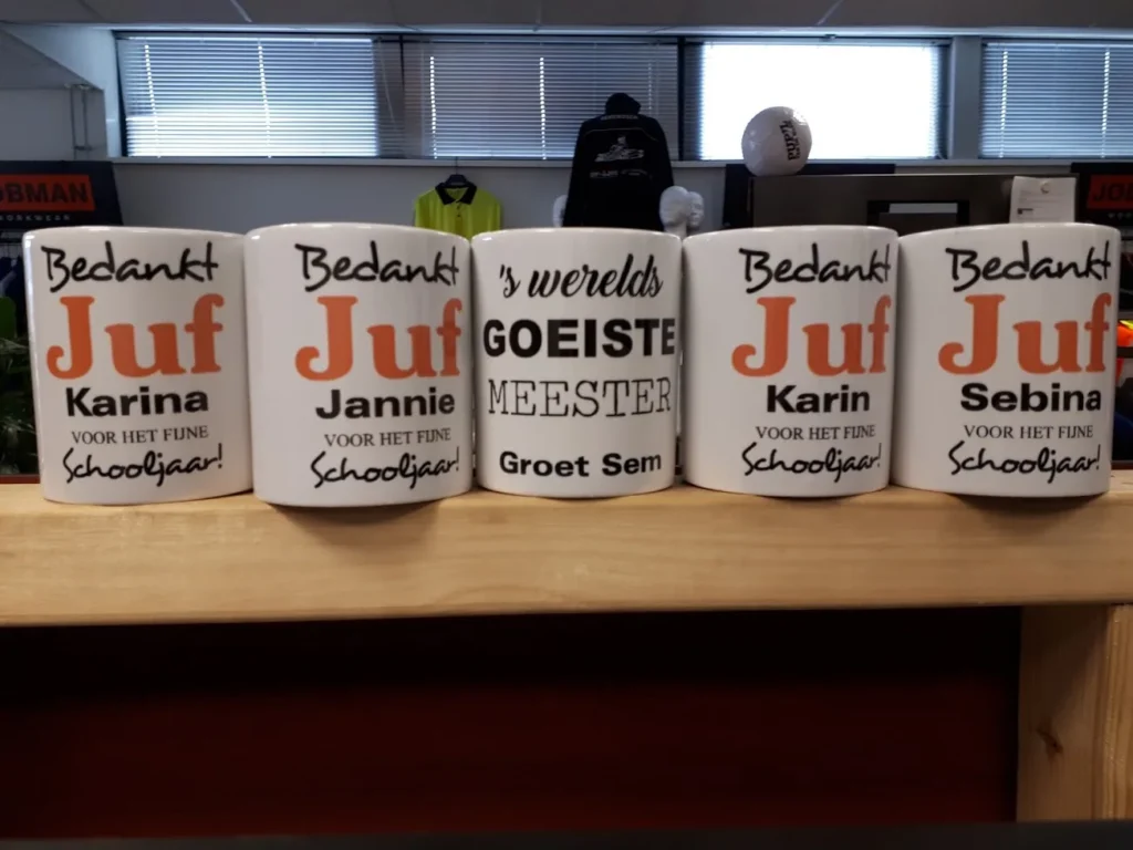 Bedrukte mokken op de balie in de showroom van DD Sport in Hoogeveen