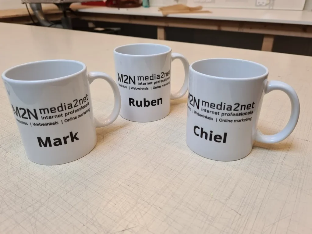Witte koffiemokken, per stuk bedrukt met bedrijfslogo en naam