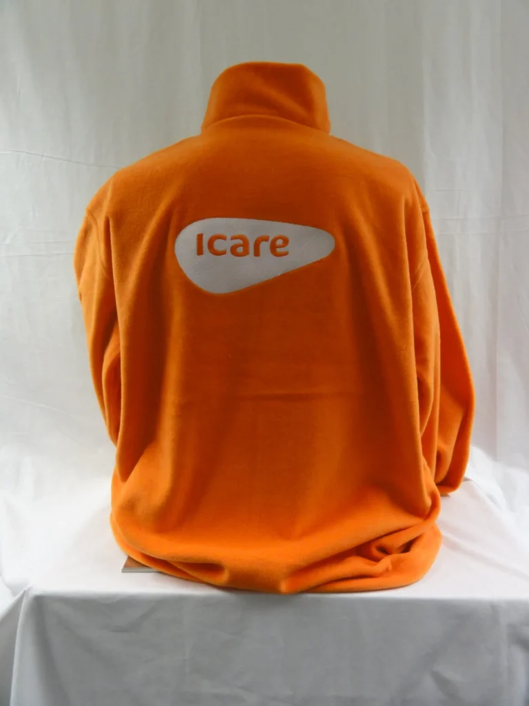 Oranje fleece trui met een geborduurd logo op de rug